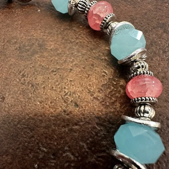 Chic Beaded Bracelet with Blue and Pink Accents - Picture 3 of 6